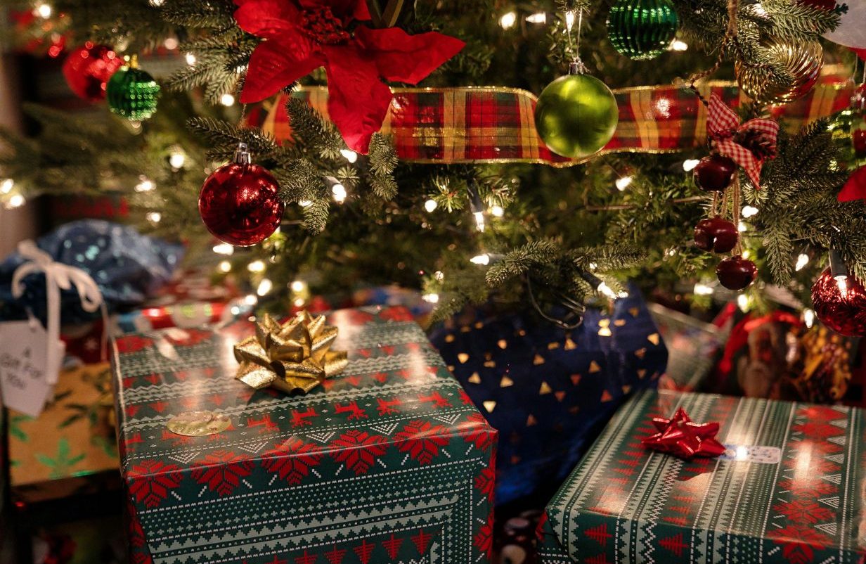 251214-julegave-foto-clint-patterson-unsplash-aspect-ratio-1232-802