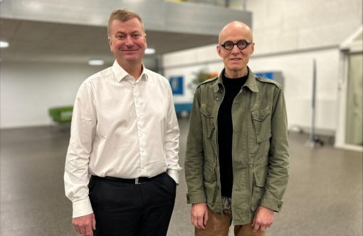 251215-Direktoer-Hans-Chr.-Jeppesen-og-rektor-Erik-Dose-Hvid-aspect-ratio-1232-802