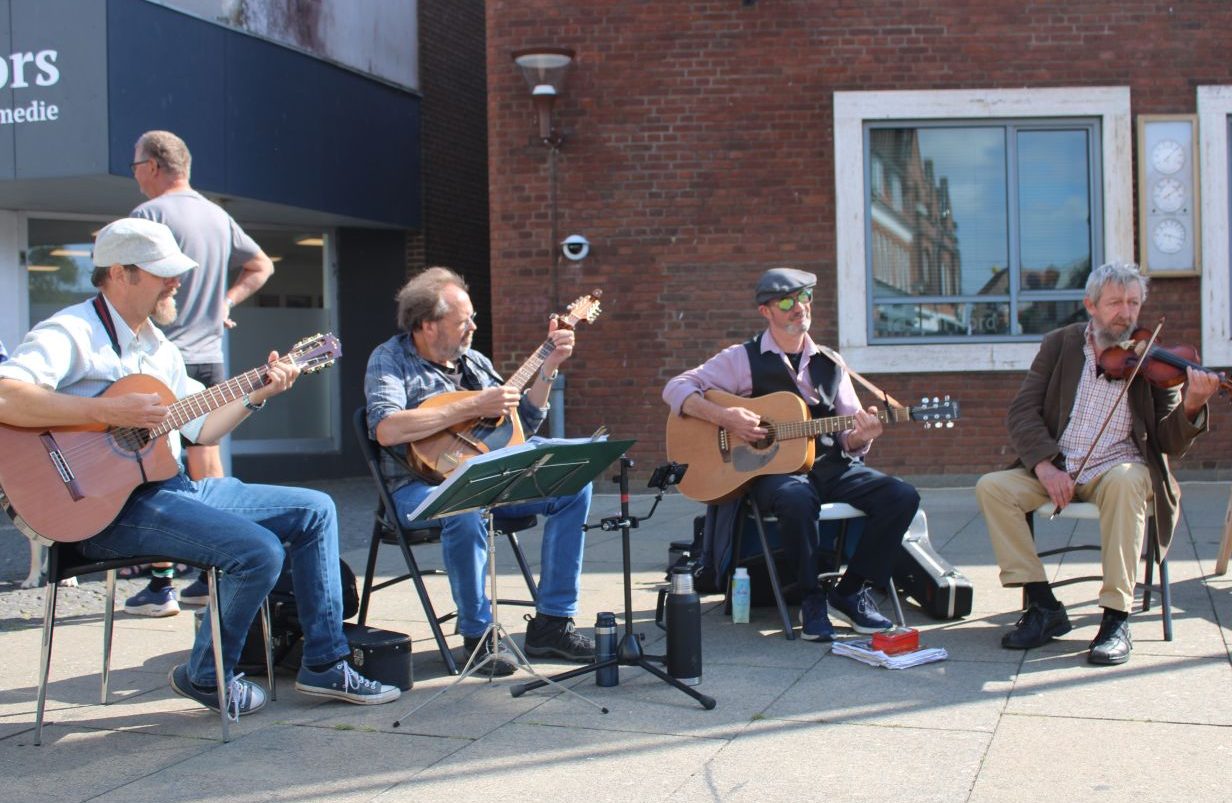 250809-folk-club-mors-aspect-ratio-1232-802