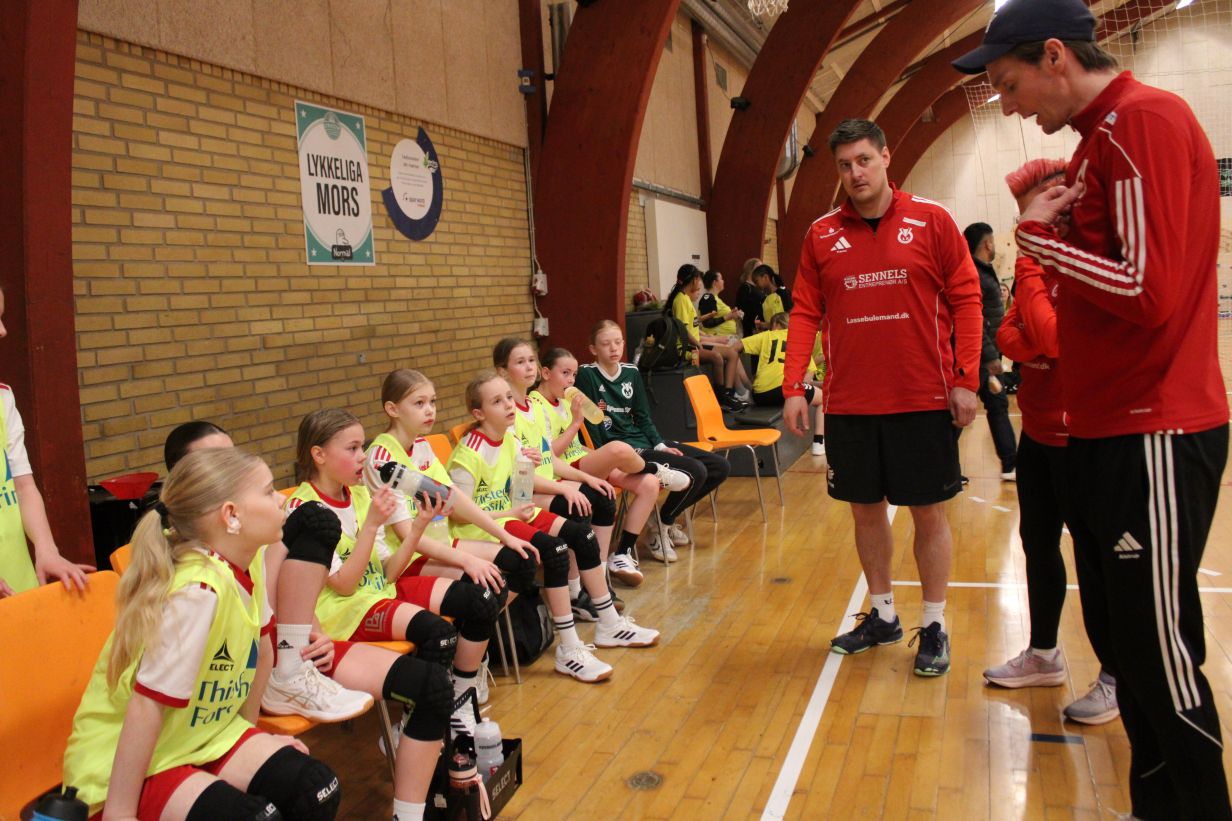 Mie, Emma og alle de andre hygger sig med håndbold - også når tårerne ...