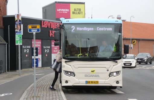 bus-med-loevbjerg-lidt-i-baggrunden--aspect-ratio-1232-802