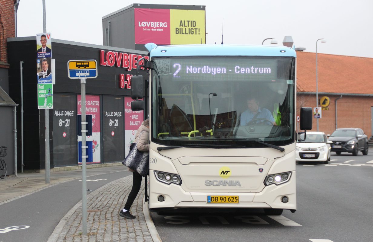 bus-med-loevbjerg-lidt-i-baggrunden--aspect-ratio-1232-802