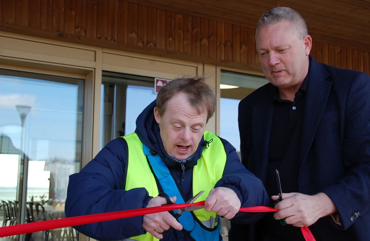 Søren Kobberø, t.v., ny beboer, Fjordlykke.