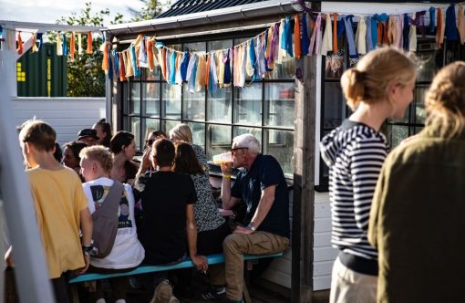 SPEKTAKEL! Festival finder i år sted for anden gang ved Stalden i Klitmøller. Her et stemningsbillede fra 2025. Foto: Rosa Løkken.