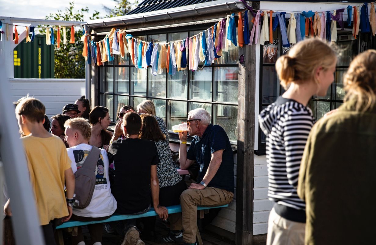 SPEKTAKEL! Festival finder i år sted for anden gang ved Stalden i Klitmøller. Her et stemningsbillede fra 2025. Foto: Rosa Løkken.